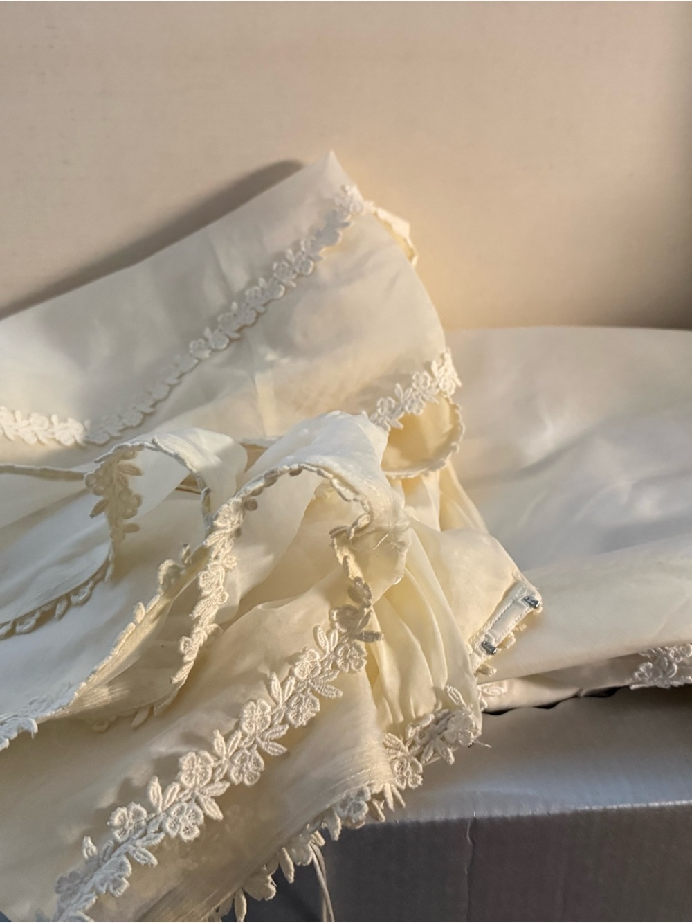 Vintage 1970 Hutzler Bros Bridal Ivory Lace Wedding Dress - Picture 11 of 11